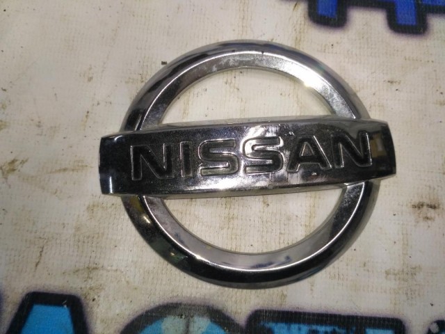 Эмблема на крышку багажника Nissan Primera P12E 84890AU300 Отличное состояние.
