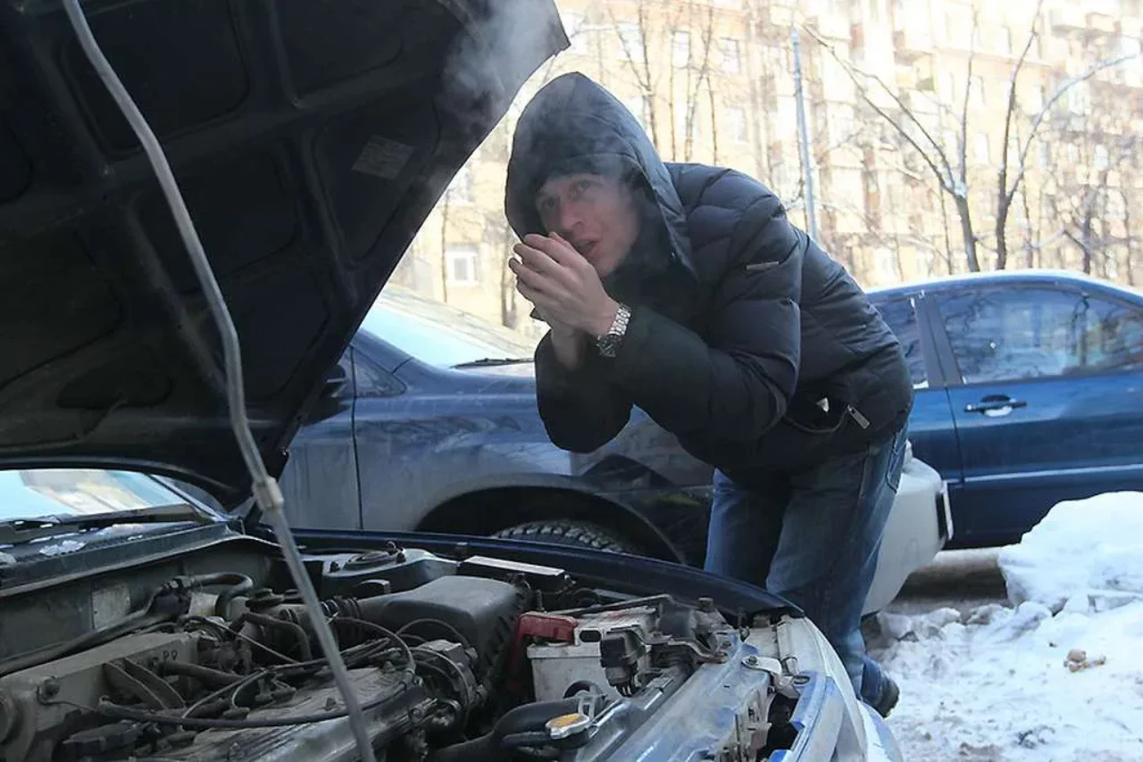 Машину греют зимой. Прогрев машины зимой. Автомобиль заводится. Прогрев мотора автомобиля. Отогреть автомобиль.